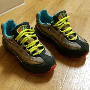 Amazon com Nike Air Max 95 Essential Mens Casual Running Amazon com Nike Air Max 95 Essential Mens Casual Running